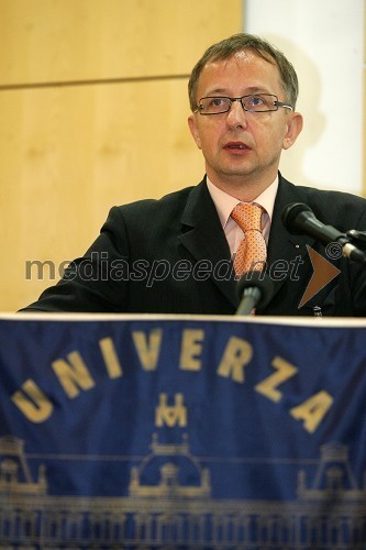 Prof. dr. Darko Friš, predsednik Zgodovinskega društva dr. Franca Kovačiča in predsednik organizacijskega odbora znanstvenega simpozija   
 
