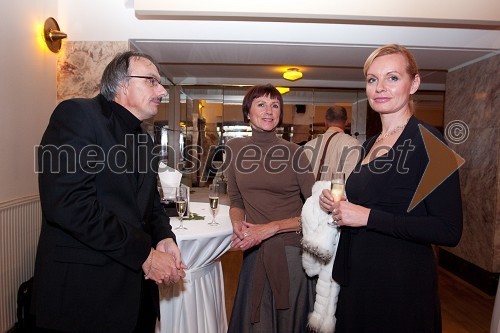 Slavka Pajk, stilistka, njen spremljevalec Miha Berdajs in Andreja Medvedič, lastnica in direktorica Sense Wellness Cluba