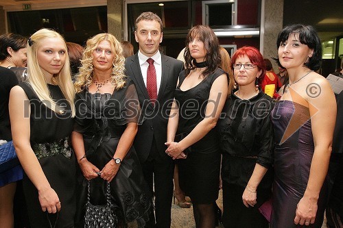 Maja Ratajc, Liscina kreatorka, Dragica Gantar, direktorica razvoja v Lisci, Goran Kodelja, generalni direktor podjetja Lisca d.d., Suzana Gorišek, Marjana Češnjevar in Melita Letnar, Liscine kreatorke