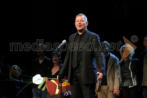 Robert Waltl, direktor Mini Teatra, dobitniki velike nagrade za najboljšo uprizoritev predstave Macbeth po Shakespearu