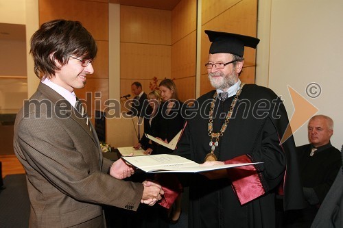 Dr. Tomaž Žula, Fakulteta za gradbeništvo Univerze v Mariboru in prof. dr. Ivan Rozman, rektor Univerze v Mariboru ter novi doktorji znanosti Univerze v Mariboru