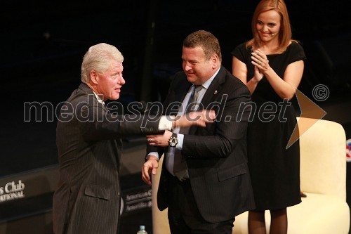 Bill Clinton, 42. predsednik Združenih držav Amerike, Tomaž F. Lovše, direktor Diners Club in Ajša Vodnik, izvršna direktorica AmCham (Ameriška gospodarska zbornica)