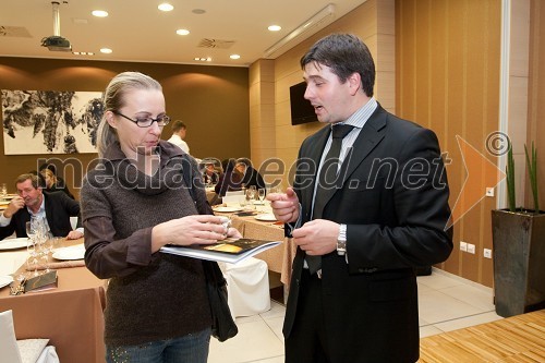 Urška Cvilak, revija Pet zvezdic in Aleksander Bohinc, pomočnih direktorja Lek Storitve d.o.o.