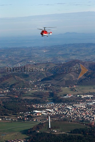 Helikoptersko postavljanje stebrov nove Pohorske vzpenjače