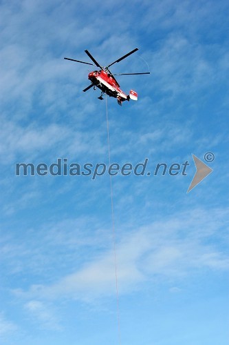 Helikoptersko postavljanje stebrov nove Pohorske vzpenjače