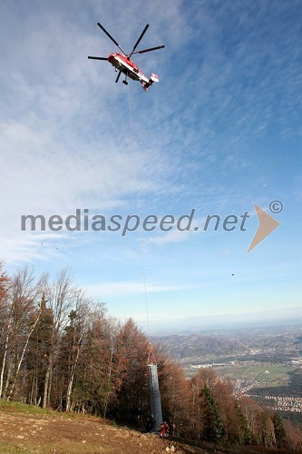 Helikoptersko postavljanje stebrov nove Pohorske vzpenjače