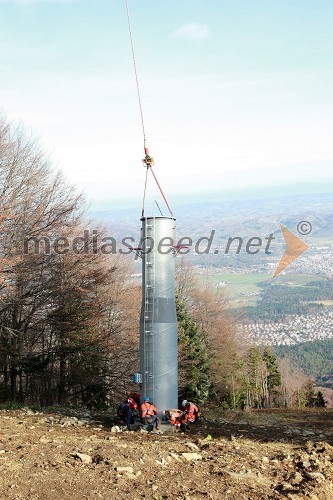 Helikoptersko postavljanje stebrov nove Pohorske vzpenjače