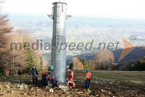 Helikoptersko postavljanje stebrov nove Pohorske vzpenjače