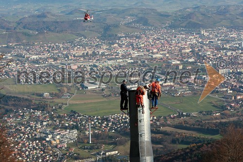 Helikoptersko postavljanje stebrov nove Pohorske vzpenjače