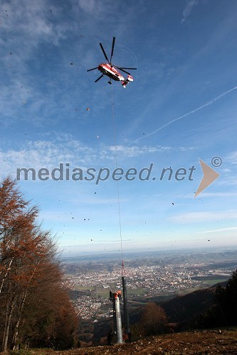 Helikoptersko postavljanje stebrov nove Pohorske vzpenjače