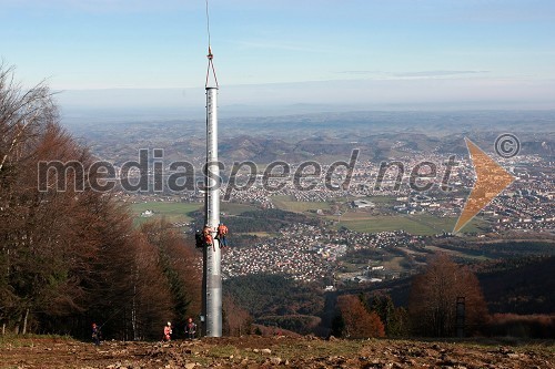 Helikoptersko postavljanje stebrov nove Pohorske vzpenjače