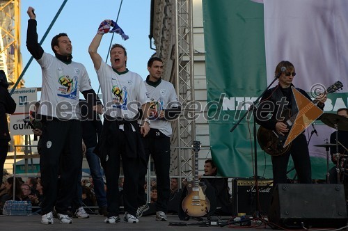 Samir Handanovič, Matej Mavrič in Branko Ilič, člani slovenske nogometne reprezentance