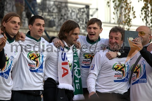 Nejc Pečnik, Branko Ilič, Marko Šuler, Milivoje Novakovič, člani slovenske nogometne reprezentance in Milan Miklavič, trener slovenske nogometne reprezentance