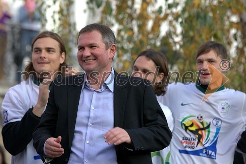 Nejc Pečnik, član slovenske nogometne reprezentance, Matjaž Kek, selektor slovenske nogometne reprezentance, Marko Šuler in Milivoje Novakovič, člana slovenske nogometne reprezentance