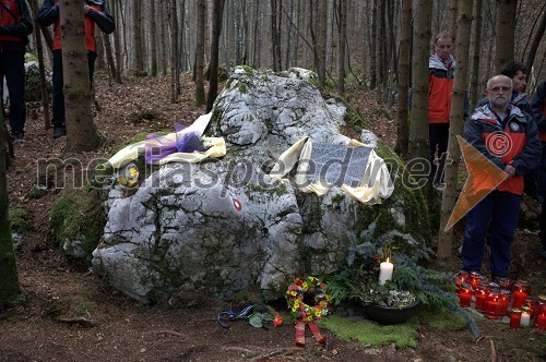 Spominska plošča pod Kamniškimi alpami