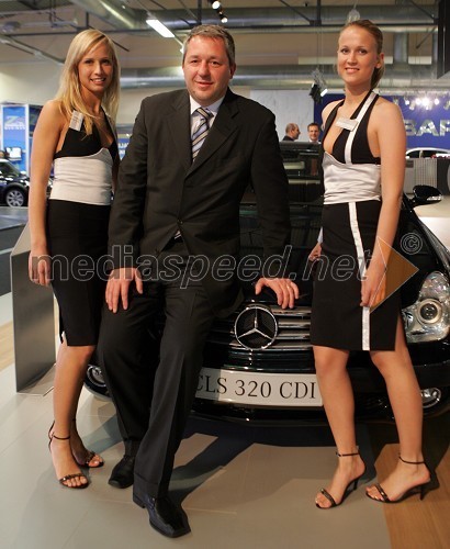 Štefan Voeroeš, direktor podjetja AC-Intercar d.o.o. (blagovna znamka Mercedes-Benz) s hostesami