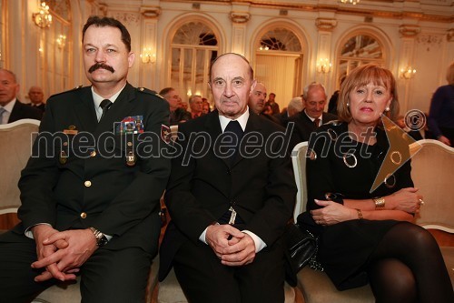 Podpolkovnik Ernest Anželj, poveljnik 72. brigade Slovenske vojske, dr. Franc Kramberger, mariborski nadškof in metropolit in Edita Toplak, soproga predsednika Zveze društev 