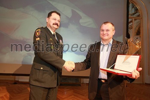 Podpolkovnik Ernest Anželj, poveljnik 72. brigade Slovenske vojske in Franc Kangler, župan Mestne občine Maribor