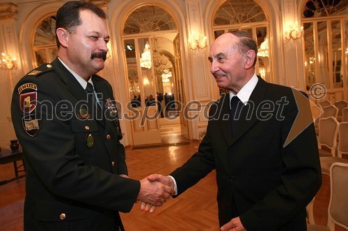 Podpolkovnik Ernest Anželj, poveljnik 72. brigade Slovenske vojske in dr. Franc Kramberger, mariborski nadškof in metropolit