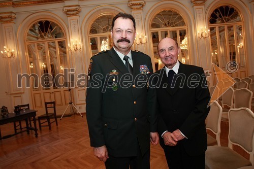 Podpolkovnik Ernest Anželj, poveljnik 72. brigade Slovenske vojske in dr. Franc Kramberger, mariborski nadškof in metropolit