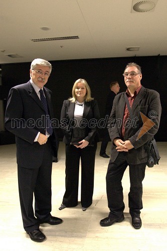 Petar Radović, odgovorni urednik razvedrilnega programa RTV Slovenija, Vesna Perona, televizijska producentka in Borut Kobal, igralec