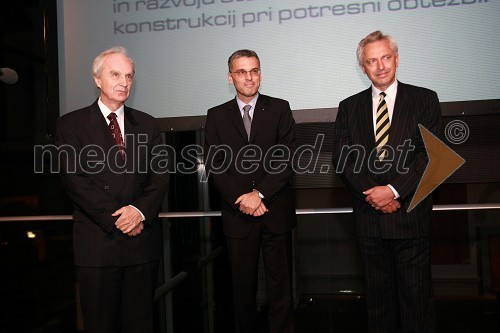 Prof. dr. Peter Fajfar, prejemnik priznanja IZS za razvoj inženirstva, Črtomir Remec, predsednik Inženirske zbornice Slovenije (IZS) in dr. Branko Zadnik, predsednik upravnega odbora matične sekcije gradbenih inženirjev