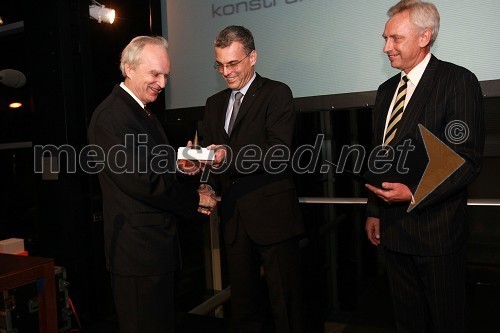 Prof. dr. Peter Fajfar, prejemnik priznanja IZS za razvoj inženirstva, Črtomir Remec, predsednik Inženirske zbornice Slovenije (IZS) in dr. Branko Zadnik, predsednik upravnega odbora matične sekcije gradbenih inženirjev