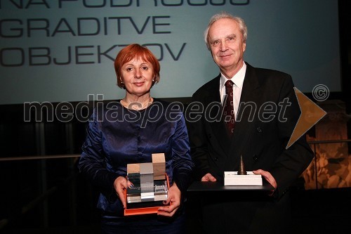 Tatjana Fink, direktorica podjetja Trimo Trebnje d.d. - prejemniki nagrade za inovativnost IZS in prof. dr. Peter Fajfar, prejemnik priznanja IZS za razvoj inženirstva