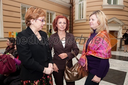 Maja Vojnovič, izvršna direktorica UNICEF Slovenija, Sabina Podkrižnik, direktorica sektorja za trženje Pošte Slovenije in ...