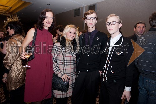 Mag. Mateja Gaber in hčerka Hana, Erik Maj Potočnik in Matjaž Plošinjak, modna oblikovalca