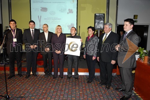 Martin Jezeršek, Jure Jezeršek, Hiša kulinarike Jezeršek , ..., mag. Darja Radič, državna sekretarka na Ministrstvu za gospodarstvo, ..., Sonja Jezeršek, Franci Jezeršek in Luka Jezeršek, Hiša kulinarike Jezeršek, prejemniki nagrade Zlati sejalec