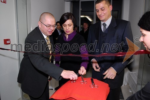 Dominik Zver, zobotehnik, Simona Čopi, dr. med. spec. ginekologije in porodništva ter Sašo Šraj, dr. stomatologije, specialist oralne kirurgije