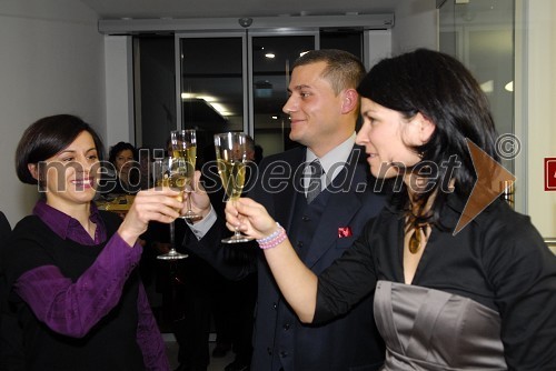 Simona Čopi, dr. med. spec. ginekologije in porodništva ter Sašo Šraj, dr. stomatologije, specialist oralne kirurgije in soproga Anja