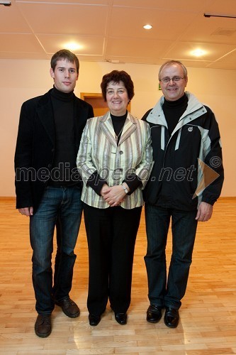 	Domen Verderber, glasbenik, Irma Rauh, glasbena urednica na Radio Slovenija in Toni Verderber, glasbenik