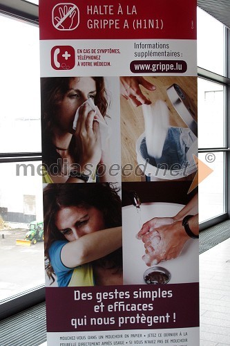 Opozorilna tabla preventivnih ukrepov proti pandemski gripi, ki prva pozdravi vsakega potnika na Letališču Luxembourg