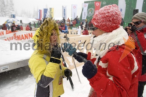 Nuša Derenda, pevka in Nina Razboršek, novinarka Radia Rogla