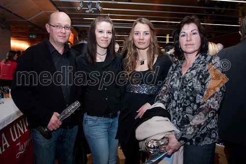 Tina Maze, alpska smučarka z družino: oče Ferdo, sestra Maja in mama Sonja