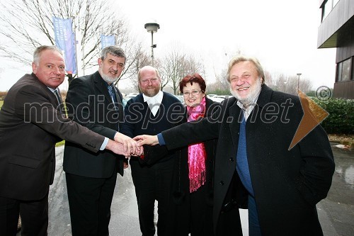 Srečko Trglec, urednik Radia SI, ..., Branko Maček, predsednik Nadškofijske Karitas Maribor, dr. Polona Pivec, odgovorna urednica TV Maribor in Vlado Krejač, v.d. odgovornega urednika Radia Maribor