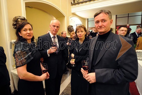 Zdenko Podlesnik, direktor CBH d.o.o. (Celjska borzno posredniška hiša) in njegova soproga Andreja ter dr. Radko Komadina, kirurg ter nekdanji strokovni direktor celjske bolnišnice in njegova soproga Saša