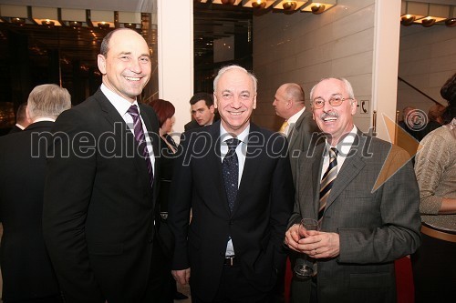 Matjaž Kovačič, predsednik uprave Nova KBM d.d. , Janez Ujčič, generalni direktor RTS in mestni svetnik MOM ter Srečko Pirtovšek, odgovorni urednik revij Založbe Kapital