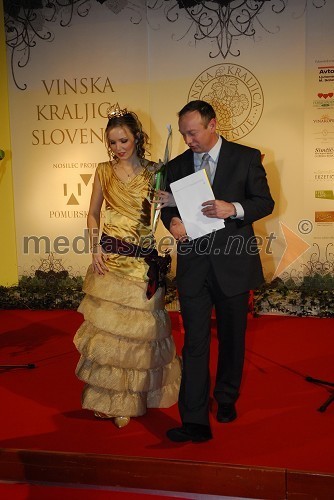 Andreja Erzetič, Vinska kraljica Slovenije 2010 in Stane Kocutar, urednik oddaj na Radiu Maribor in povezovalec prireditve
