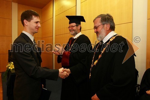 Dr. Miroslav Palfy, Fakulteta za elektrotehniko, računalništvo in informatiko, Univerze v Mariboru, prof. dr. Ivan Rozman, rektor Univerze v Mariboru in prof. dr. Igor Tičar, dekan Fakultete za elektrotehniko in informatiko, Univerze v Mariboru
 

   
 
