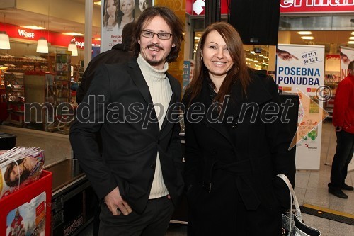 Andrej Vozlič, pevec in manager Anje Bukovec in Anja Rupel, pevka