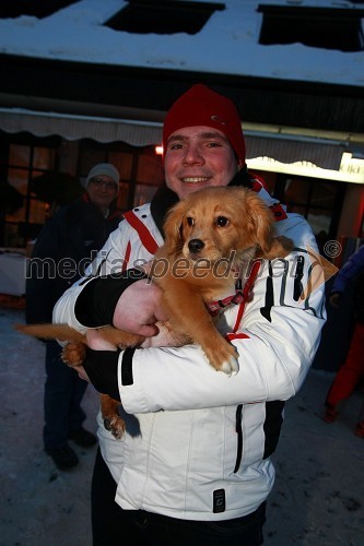 Drejc Pečečnik, barman in natakar v Restavraciji in Kavarni Rožmarin in psička Bučka