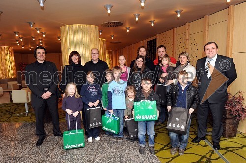 Vasja Čretnik, vodja marketinga Terme Olimia, mag. Božo Emeršič, predsednik uprave Grawe Zavarovalnice d.d. ter nagrajene družine Hodnik, Ploj in Bogdan