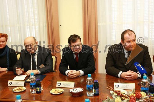 Jožef Tivadar, direktor Centra za socialno delo Maribor, mag. Igor Marinič, namestnik direktorja Pošte Slovenije in Aleš Hauc, generalni direktor Pošte Slovenije