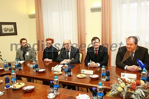 Darko Bračun, generalni tajnik Nadškofijske Karitas Maribor, Vilma Kersnik, direktorica Kriznega centra za ženske in otroke, Jožef Tivadar, direktor Centra za socialno delo Maribor, mag. Igor Marinič, namestnik direktorja Pošte Slovenije in Aleš Hauc, generalni direktor Pošte Slovenije   
 
