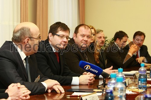 Jožef Tivadar, direktor Centra za socialno delo Maribor, mag. Igor Marinič, namestnik direktorja Pošte Slovenije in Aleš Hauc, generalni direktor Pošte Slovenije   
 
