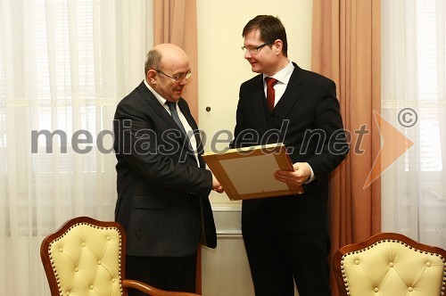 Jožef Tivadar, direktor Centra za socialno delo Maribor in mag. Igor Marinič, namestnik direktorja Pošte Slovenije
 
