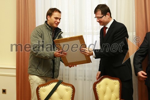 Darko Bračun, generalni tajnik Nadškofijske Karitas Maribor in mag. Igor Marinič, namestnik direktorja Pošte Slovenije